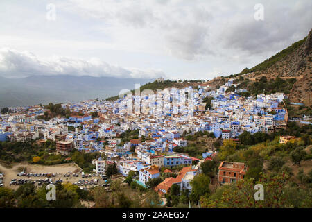 Ein hohes Ansehen von Chefchauen, 'Blue Pearl' in den Bergen von Marokko im Herbst bei Sonnenuntergang. Ein typisches Touristenziel von Nordafrika. Stockfoto