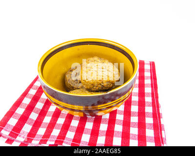 Fleisch Koteletts in einer Platte auf einem weißen Hintergrund. Essen Foto. Für Text platzieren. Stockfoto