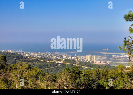 Blick auf den Hafen von Haifa nach oben auf dem Berg Karmel in Israel. Stockfoto