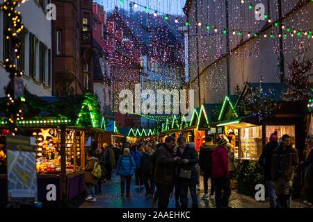 Freiburg im Breisgau, Deutschland. Nov, 2019 21. Die Besucher gehen über den Freiburger Weihnachtsmarkt, der offiziell heute Abend geöffnet werden. Credit: Philipp von Ditfurth/dpa/Alamy leben Nachrichten Stockfoto