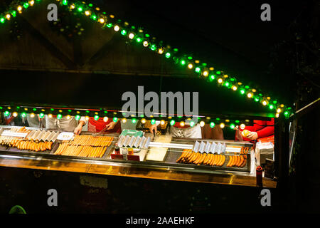 Freiburg im Breisgau, Deutschland. Nov, 2019 21. Die Mitarbeiter stehen in einer Bratwurst der Freiburger Weihnachtsmarkt, der offiziell heute Abend geöffnet werden. Credit: Philipp von Ditfurth/dpa/Alamy leben Nachrichten Stockfoto