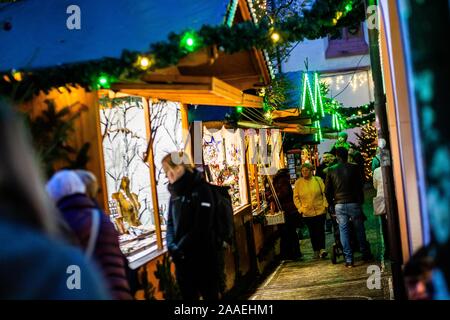 Freiburg im Breisgau, Deutschland. Nov, 2019 21. Die Besucher gehen über den Freiburger Weihnachtsmarkt, der offiziell heute Abend geöffnet werden. Credit: Philipp von Ditfurth/dpa/Alamy leben Nachrichten Stockfoto