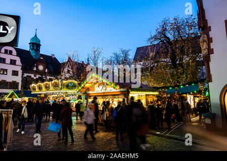 Freiburg im Breisgau, Deutschland. Nov, 2019 21. Die Besucher gehen über den Freiburger Weihnachtsmarkt, der offiziell heute Abend geöffnet werden. Credit: Philipp von Ditfurth/dpa/Alamy leben Nachrichten Stockfoto