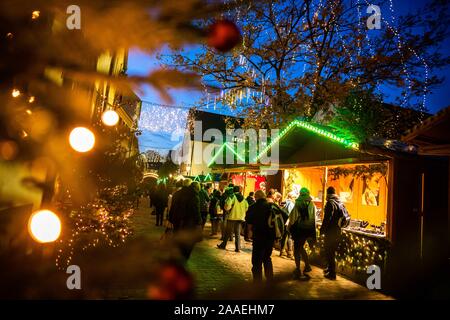 Freiburg im Breisgau, Deutschland. Nov, 2019 21. Die Besucher gehen über den Freiburger Weihnachtsmarkt, der offiziell heute Abend geöffnet werden. Credit: Philipp von Ditfurth/dpa/Alamy leben Nachrichten Stockfoto