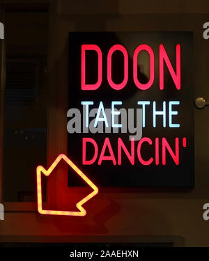 Doon Tae das tanzende Neonschild - Down to the Dancing - Pub, Bar, Club-Schild - Schottische Poesie Stockfoto
