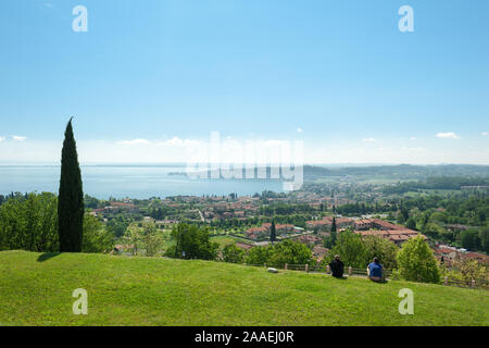 Gardasee von Padenghe sul Garda, Provinz Brescia, Lombardei, Italien gesehen Stockfoto