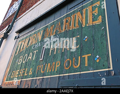 Thorn Marine Chandlery Bootsverleih, Dieselpumpe, Bridgewater Canal, Stockton Heide, Warrington, Cheshire, England, UK, WA4 6LE Stockfoto