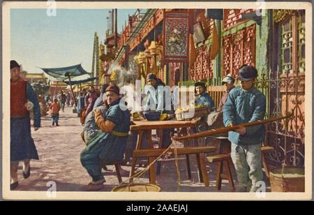 Illustrierte Postkarte eine Gruppe der lokalen Bevölkerung und der ladenbesitzer vor der farbenfrohen Läden in einer Straße in Peking, China, von hartungs Foto Shop, 1921 veröffentlicht. Von der New York Public Library. () Stockfoto