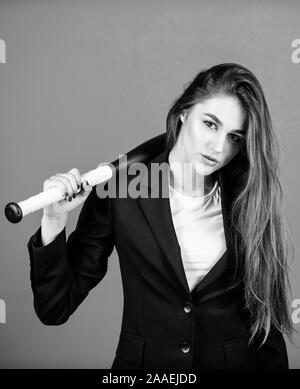 Aggressiv. Business Lady Boss. Zeit erfordert entscheidende Maßnahmen. Vertrauen und Stärke. Das Spiel. Bauen Karriere. Frau hübsches Mädchen tragen formalen Jacke und halten Sie Baseball Bat. Business Strategie. Stockfoto