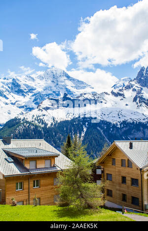Alpine Village. Dorf Murren in den Schweizer Alpen. Schweizer Dorf in den Bergen Stockfoto
