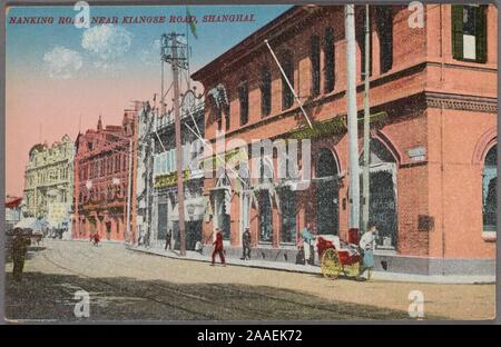 Illustrierte Postkarte von Fußgängern zu Fuß in Nanking Road, auch als Nanjing Road, in der Nähe von Kiangse Straße, jetzt Jiangxi Middle Road, Shanghai, China, durch Junge Foto Co, 1912 veröffentlicht. Von der New York Public Library. () Stockfoto