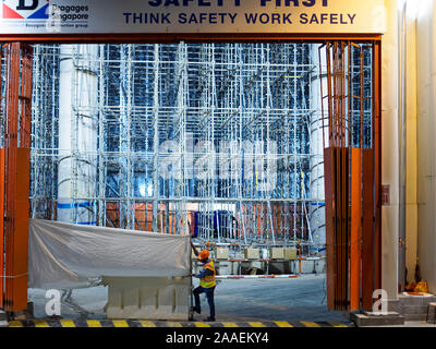 Singapur - 29 Mär 2019 - Bauarbeiter auf der Baustelle ein neues Bürogebäude in der Innenstadt von Singapur Abschluss für den Tag. Stockfoto