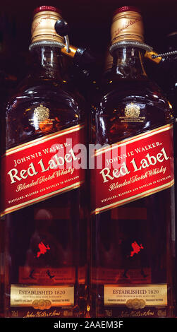 Moskau, Russland - November 3, 2019: Scotch whisky Johnnie Walker - Red Label steht auf einem Regal Stockfoto