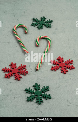 Stick Zuckerstangen auf grünem Hintergrund für das neue Jahr Stockfoto