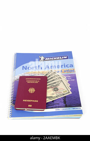 Guide USA, Südwesten, Reisepass Bundesrepublik Deutschland, mehrere 50-Dollarscheine, Nordamerika, Symbolbild Reisenplanung Strassenatlas USA Stockfoto