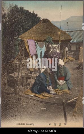 Eine illustrierte Postkarte eines japanischen Schuster sitzen auf einer Tatami Matten außerhalb ein Strohdach schuppen Sandalen, mit zwei Frauen auf der Suche, in einer ländlichen Gegend, Japan, 1915. Von der New York Public Library. () Stockfoto