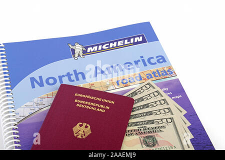 Guide USA, Südwesten, Reisepass Bundesrepublik Deutschland, mehrere 50-Dollarscheine, Nordamerika, Symbolbild Reisenplanung Strassenatlas USA Stockfoto