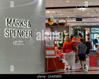 Singapur - 17 Nov 2019 - Rückansicht der Käufer geben Sie einen Marks & Spencer bei Juwel, Changi Airport, Singapur Stockfoto