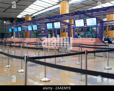 Singapur - 4 Okt 2019-leer-Check-in-Schaltern in Singapur Changi Airport Terminal 1 Abflug Halle mit keine Passagiere in Sicht Stockfoto