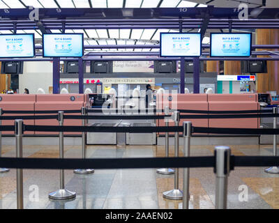 Singapur - 4 Oct 2019 - Frontalansicht des leeren Check-in-Schaltern in Singapur Changi Airport Terminal 1 Abflug Halle mit keine Passagiere in Sicht Stockfoto