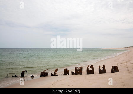 Zerfallende Buhnenreste aus Eisen am Nordweststrand von Sylt Stockfoto