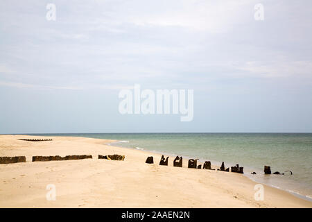 Zerfallende Buhnenreste aus Eisen am Nordweststrand von Sylt Stockfoto