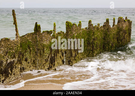 Zerfallende Buhnenreste aus Eisen am Nordweststrand von Sylt Stockfoto