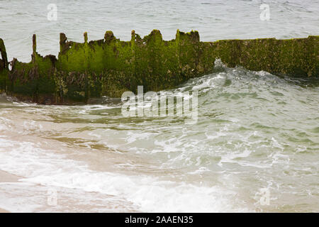 Zerfallende Buhnenreste aus Eisen am Nordweststrand von Sylt Stockfoto