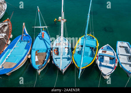 Bunte Boote im geschützten Hafen von Tricase Porto an der Adria Küste von Apulien (Puglia), Süditalien Stockfoto