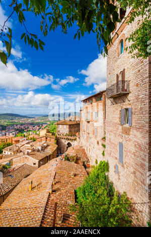 Blick auf Perugia mittelalterliche Altstadt und Landschaft Umbriens von Stadt Panoramaterrasse Stockfoto