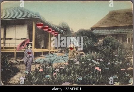 Illustrierte Postkarte von zwei japanischen Frauen im traditionellen Kimono mit Sonnenschirmen zu Fuß in einem Garten, mit Japanischen Stil Häuser geschmückt mit Papierlaternen hinter Ihnen, Japan, 1912. Von der New York Public Library. () Stockfoto