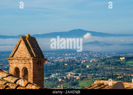 Blick auf die Landschaft Umbriens von Perugia Altstadt Dächer mit alten Glockenturm Stockfoto