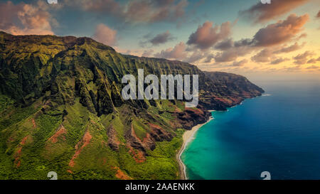 Antenne Landschaft Blick auf die spektakuläre Na Pali Küste mit dramatischen Himmel, Kauai, Hawaii, USA Stockfoto