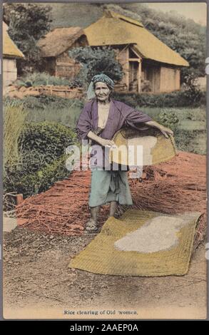 Illustrierte Postkarte eines älteren japanischen Frau worfeln Reis auf einer unbefestigten Straße vor ihrem Haus, in einer ländlichen Gegend, Japan, 1920. Von der New York Public Library. () Stockfoto