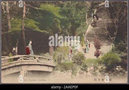 Illustrierte Postkarte von einer Gruppe japanischer Frauen in traditioneller Kleidung, die über eine Fußgängerbrücke und die Schritte im Chion-in Tempel, Kyoto, Japan, 1920. Von der New York Public Library. () Stockfoto