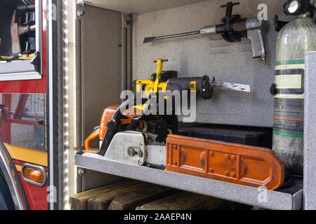 Fire Truck Fach mit Kettensäge und anderen Tools. Stockfoto