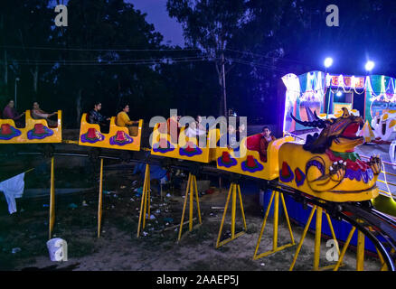 Patiala, Punjab, Indien. Nov, 2019 20. Indische Kinder spielen in einem Vergnügungspark am Rande von Patiala während der Anlass. Universal's Kinder Tag erste wurde 1954 gegründet internationale Zusammengehörigkeit, das Bewusstsein der Kinder zu fördern und weltweit für das Wohlergehen der Kinder zu verbessern. Credit: Saqib Majeed/SOPA Images/ZUMA Draht/Alamy leben Nachrichten Stockfoto