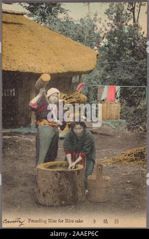 Illustrierte Postkarte von zwei japanischen Frauen Reis stampfen mit einem holzhammer vor einem Reetdachhaus in einer ländlichen Gegend, Japan, 1920. Von der New York Public Library. () Stockfoto