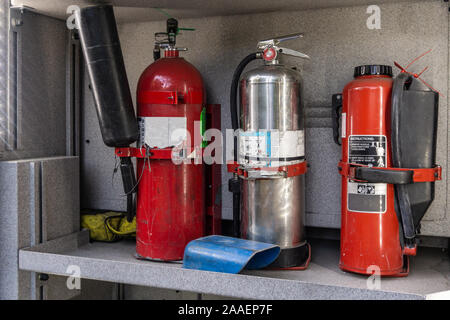 Feuerlöscher in fire truck Seitenfach. Stockfoto