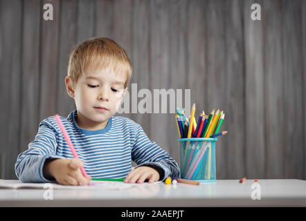 Kind zu Hause Zeichnung auf dem Papier Stockfoto