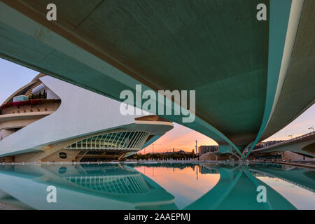 Monteolivete Brücke und der Palau de les Arts (Opera House and Performing Arts Center), die Stadt der Künste und Wissenschaften, Valencia, Spanien. Sunrise. Stockfoto