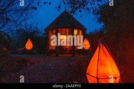 Haywards Heath UK November 2019 21 - Die Eröffnung der Nacht der Wakehurst Glow Wild Laterne Trail in der Nähe von Haywards Heath in Sussex an diesem Abend. In diesem Winter Wakehurst, die Kew wilden botanischen Garten, lebendig kommt mit seinem berühmten Winter leuchten Wilde Laterne Trail. Die Landschaft ist durch Hunderte von leuchtenden Laternen, Fackeln, Klangwelten und Projektionen verwandelt - sowie der britischen höchste lebende Weihnachtsbaum, mit 1900 Lichtern geschmückt. : Credit Simon Dack/Alamy leben Nachrichten Stockfoto