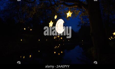 Haywards Heath UK 21. November 2019 - die Eröffnungsnacht des Wakehurst Glow Wilde Laterne Trail in der Nähe von Haywards Heath in Sussex an diesem Abend wird Wakehurst, Kews wilder botanischer Garten, mit seinem berühmten Winter Glow Wilde Laterne Trail zum Leben erweckt. Die Landschaft wird von Hunderten glühender Laternen, Feuerfackeln, Soundscapes und Projektionen sowie dem höchsten lebenden Weihnachtsbaum Großbritanniens, der mit 1900 Lichtern geschmückt ist, verwandelt. : Credit Simon Dack / Alamy Live News Stockfoto