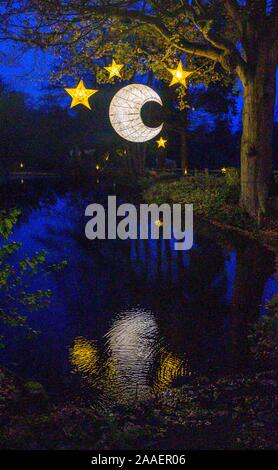 Haywards Heath UK 21. November 2019 - die Eröffnungsnacht des Wakehurst Glow Wilde Laterne Trail in der Nähe von Haywards Heath in Sussex an diesem Abend.dieser Winter Wakehurst, KewÕs wilden botanischen Garten, wird mit seinem berühmten Winter Glow Wilde Laterne Trail lebendig. Die Landschaft wird von Hunderten von leuchtenden Laternen, Feuerfackeln, Soundscapes und Projektionen sowie dem UKÕs höchsten lebenden Weihnachtsbaum verwandelt, der mit 1900 Lichtern geschmückt ist. : Credit Simon Dack / Alamy Live News Stockfoto