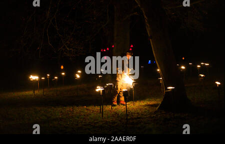 Haywards Heath UK 21. November 2019 - Mitarbeiter zünden an der Eröffnungsnacht des Wakehurst Glow Wilde Laterne Trail in der Nähe von Haywards Heath in Sussex an diesem Abend.in diesem Winter wird Wakehurst, Kews wilder botanischer Garten, mit seinem berühmten Winter Glow Wild Laternenpfad zum Leben erweckt. Die Landschaft wird von Hunderten glühender Laternen, Feuerfackeln, Soundscapes und Projektionen sowie dem höchsten lebenden Weihnachtsbaum UKs, der mit 1900 Lichtern geschmückt ist, verwandelt. : Credit Simon Dack / Alamy Live News Stockfoto