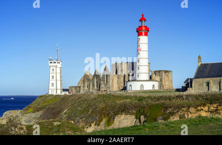 Die Pointe Saint Mathieu mit seinem Signal Station, Leuchtturm und Abtei Ruinen in Plougonvelin, Finistère, Bretagne, Frankreich Stockfoto