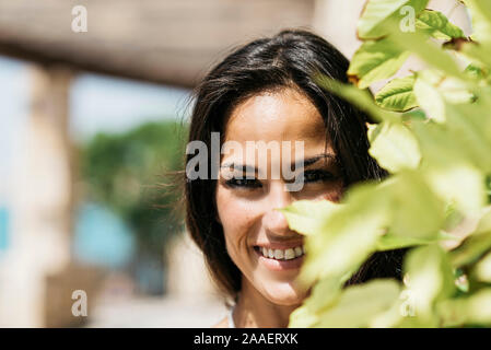 Closeup Portrait einer schönen Hispanic Frau suchen Kamera Stockfoto