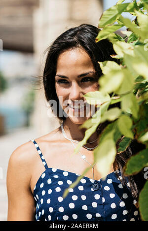 Closeup Portrait einer schönen Hispanic Frau suchen Kamera Stockfoto