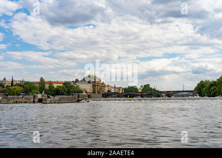 Malerische panorama Stadtbild Blick von Moldava River Boat Prag in der Tschechischen Republik Stockfoto