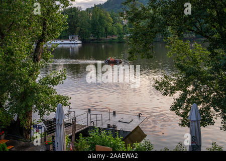 Malerische panorama Stadtbild Blick von Moldava River Boat Prag in der Tschechischen Republik Stockfoto